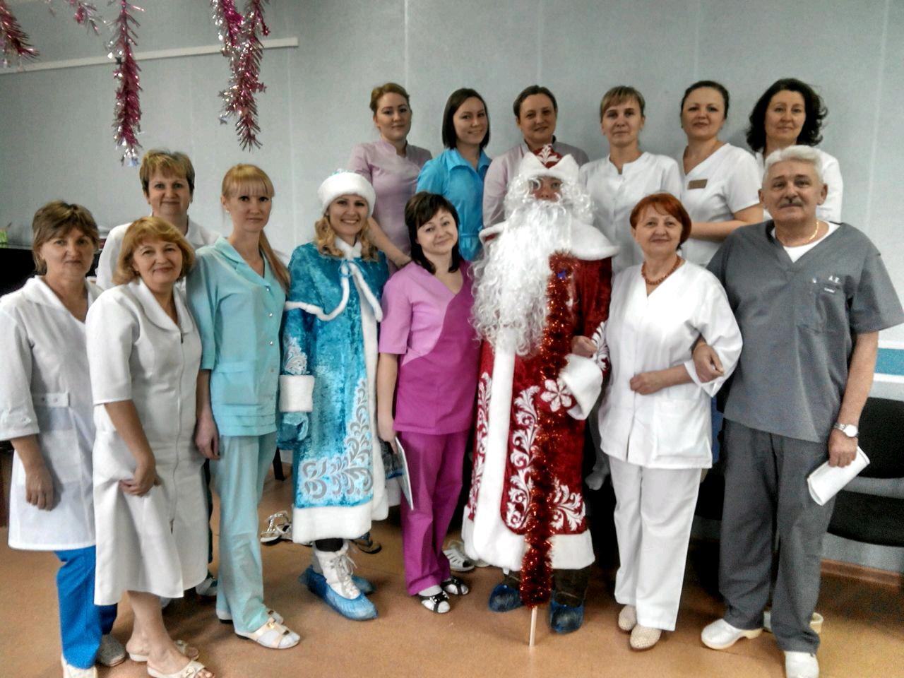 Маленькая часть коллектива перинатального центра поздрасляет Деда Мороза и Снегурочку с новым годом